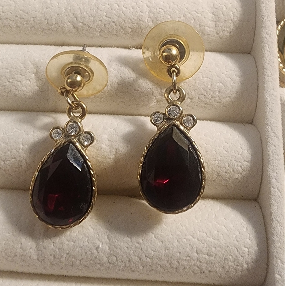 Elegant Gold Tone‎ and Red Teardrop Earrings